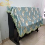 Khăn phủ đàn piano cơ mẫu lửng hiện đại màu xanh họa tiết Long Vũ