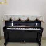 Khăn phủ đàn Piano cơ mẫu nền kem hoa ánh bạc